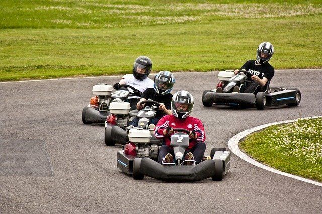 Carreras de Karts para celebrar una despedida de soltera: los novios en el pódium